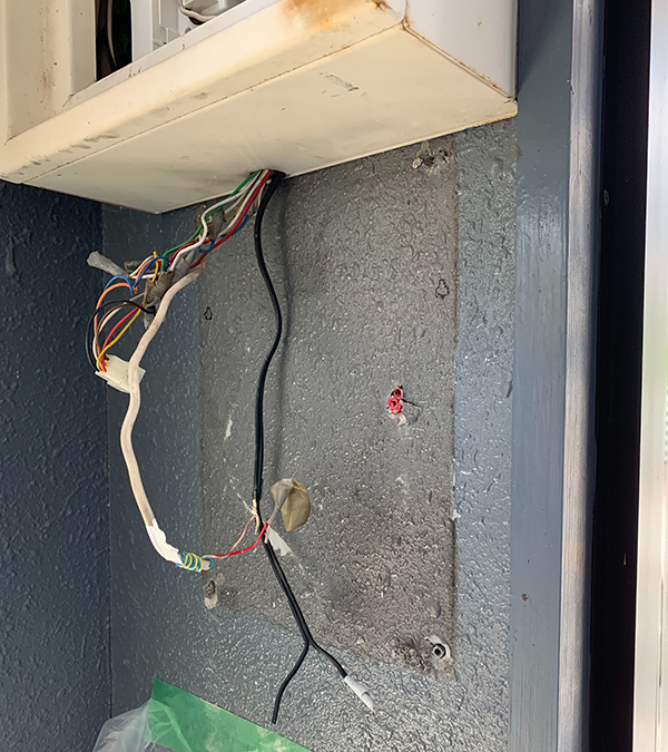 既存の制御盤を取り外します