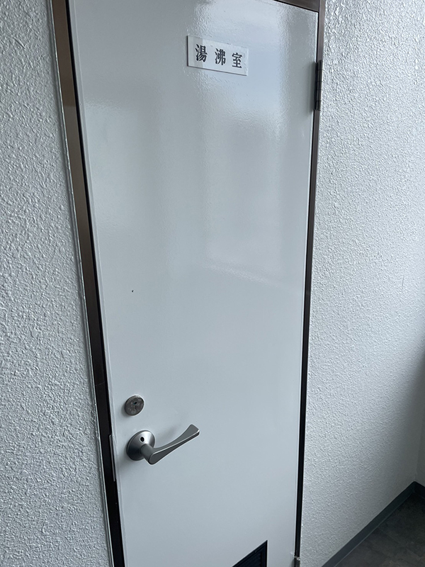 ドアの握り玉をレバーハンドルに取り換えました