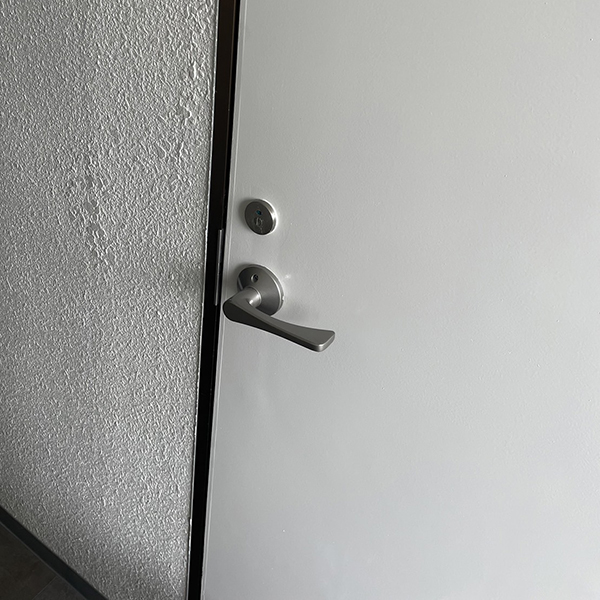 ドアの握り玉をレバーハンドルに取り換えました