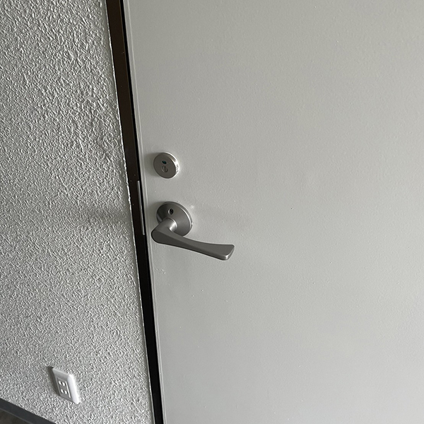 ドアの握り玉をレバーハンドルに取り換えました