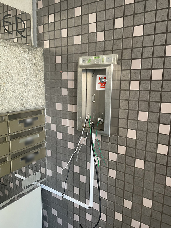 操作盤を取りけます。配線も行います。