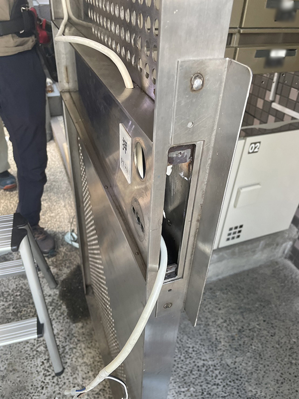 電気錠の取り付けの様子。