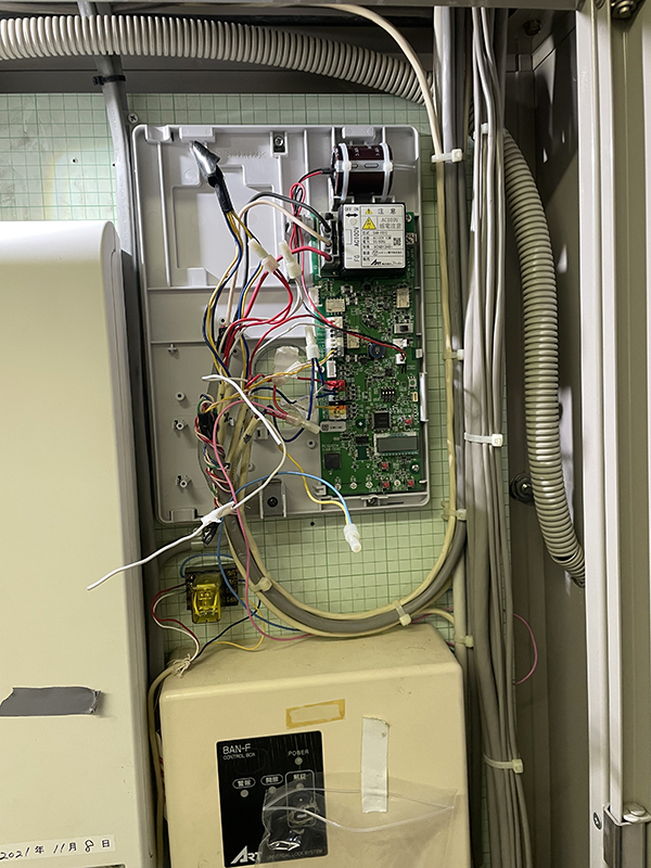 電気錠制御器の基盤を取り換えています。