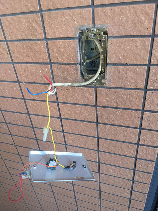 既存の解錠スイッチを取り外します。