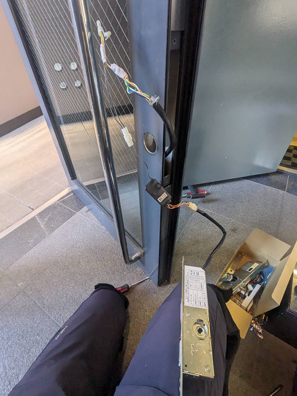 既存の錠前を取り外し、新しい錠前を取り付けます。