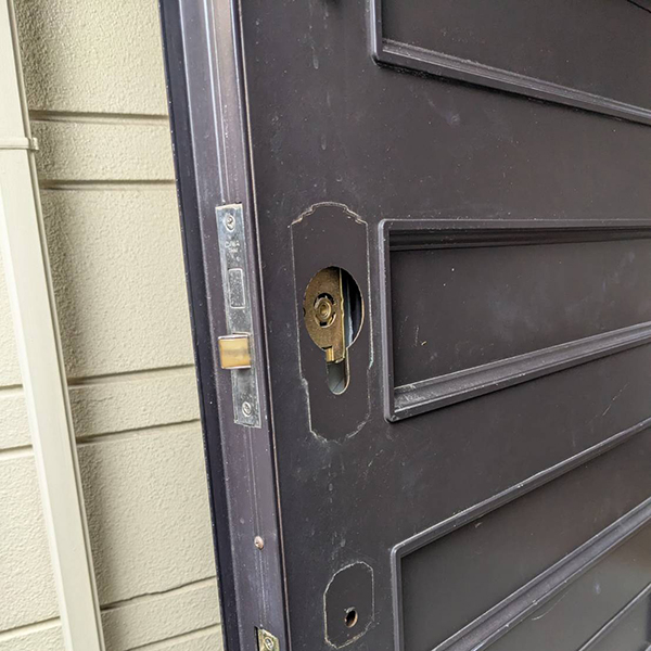 錠前を取り外します。