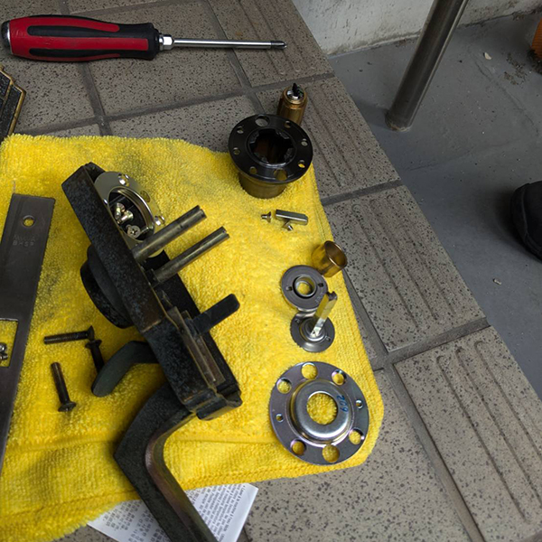 取り外した錠前からシリンダーを交換します。