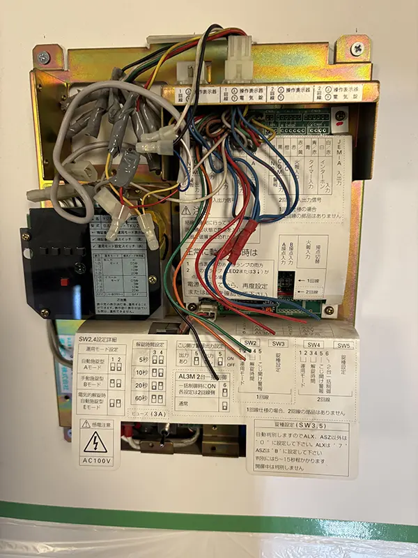 制御器を交換し、工事や初期設定を行います。