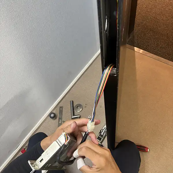 電気錠を取り外して、新しいものに交換します。