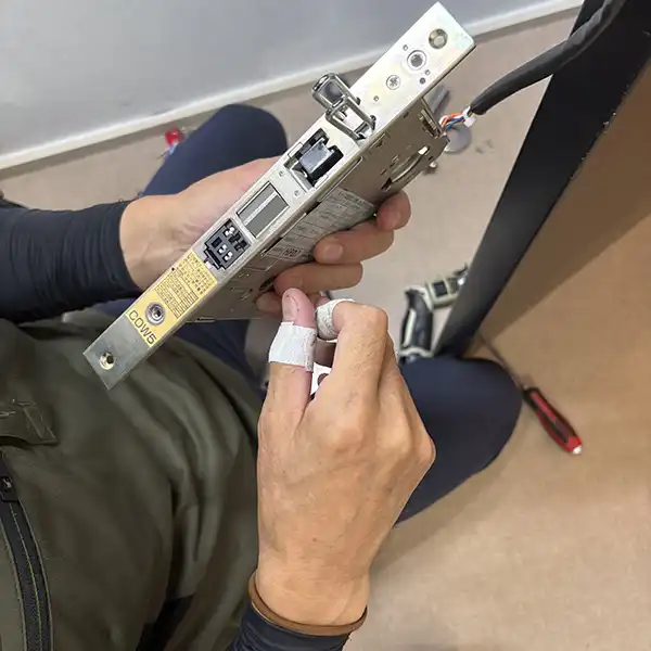 電気錠を取り外して、新しいものに交換します。