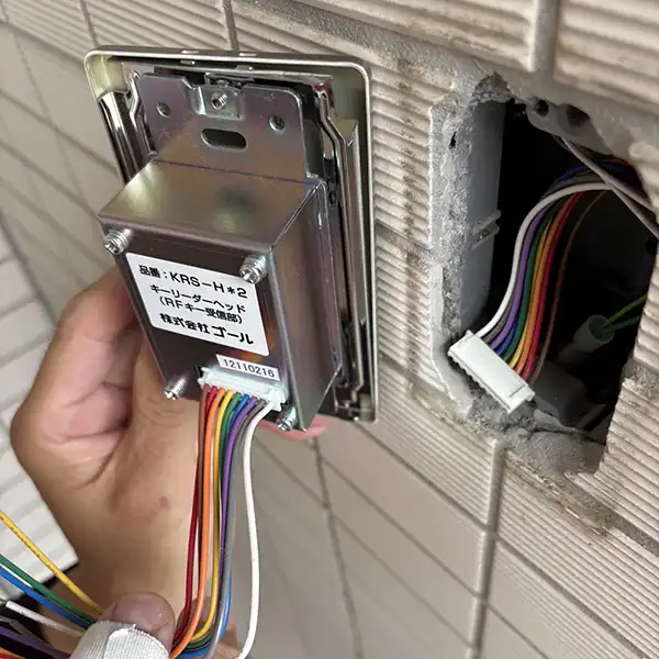 新しい壁面取付型キーリーダーヘッドに交換