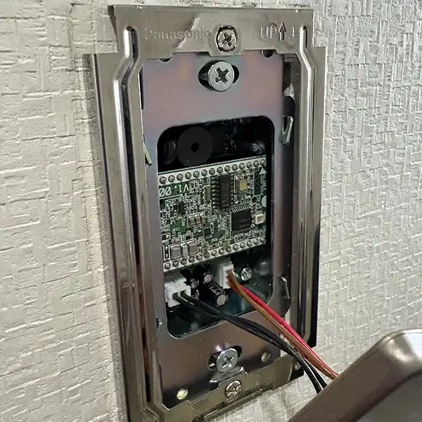 蓋を取り外して、既存の機器を取り外します。