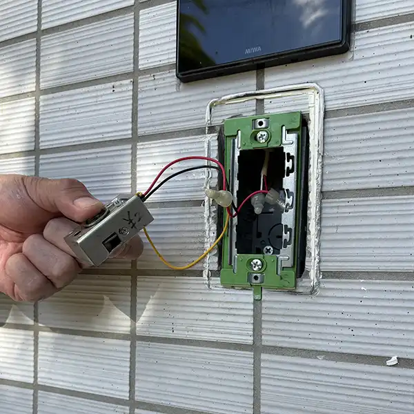 既存のシリンダーを取り外します。