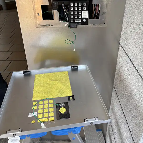 既存のシリンダーを取り外します。