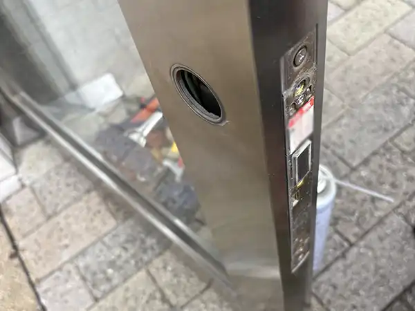 扉も加工します。